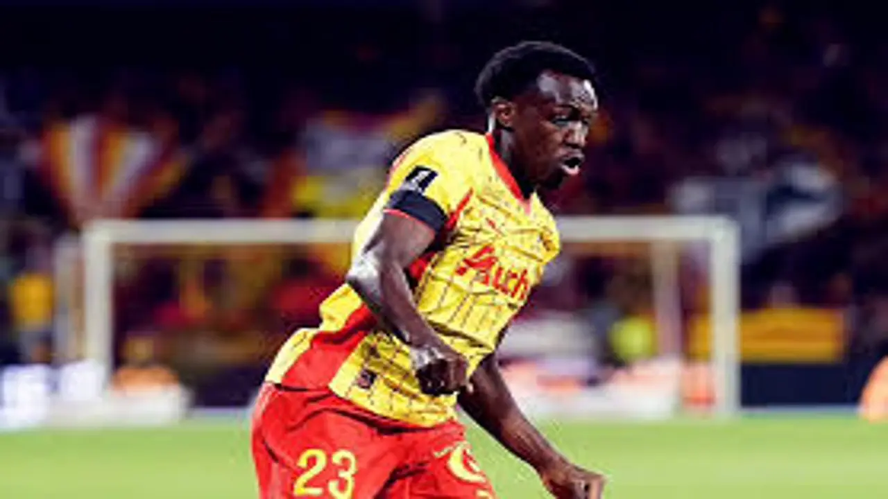 سعود عبد الحميد ينتزع نقطة ثمينة لصالح لانس في سباق المقاعد الأوروبية